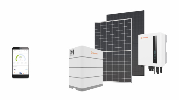 LEDVANCE Renewables ist die Rundum-Lösung für Photovoltaiksysteme und bietet eine umfassende Palette and Produkten und Dienstleistungen.  Das Bild zeigt eine Komposition von Photovoltaikmodule, Wechselrichter, Batteriespeicher und Handy.