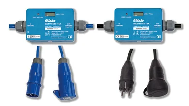 Das Bild zeigt zwei mobile Stromzähler von Eaton nebeneinander. Unter dem linken Stromzähler sind ein blauer Stecker und eine blaue Steckdose abgebildet, unter dem rechten Zähler sind es ein schwarzer Stecker und eine schwarze Dose. Der Bild-Hintergrund ist weiß.